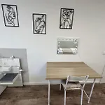 Hostel By Bookiebooking *