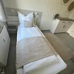 Hostel By Bookiebooking *
