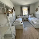 Hostel By Bookiebooking *